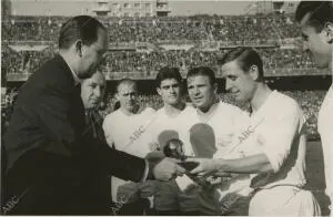 Antes de empezar el partido, el representante del periódico francés "L'Equipe"...