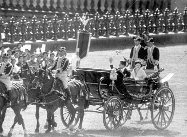 Akihito y Michiko saludando el día de su boda en una carroza real