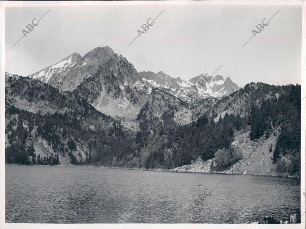 Lago san Mauricio y al Fondo, la roca del Reco y el torrente del Pontarro de...