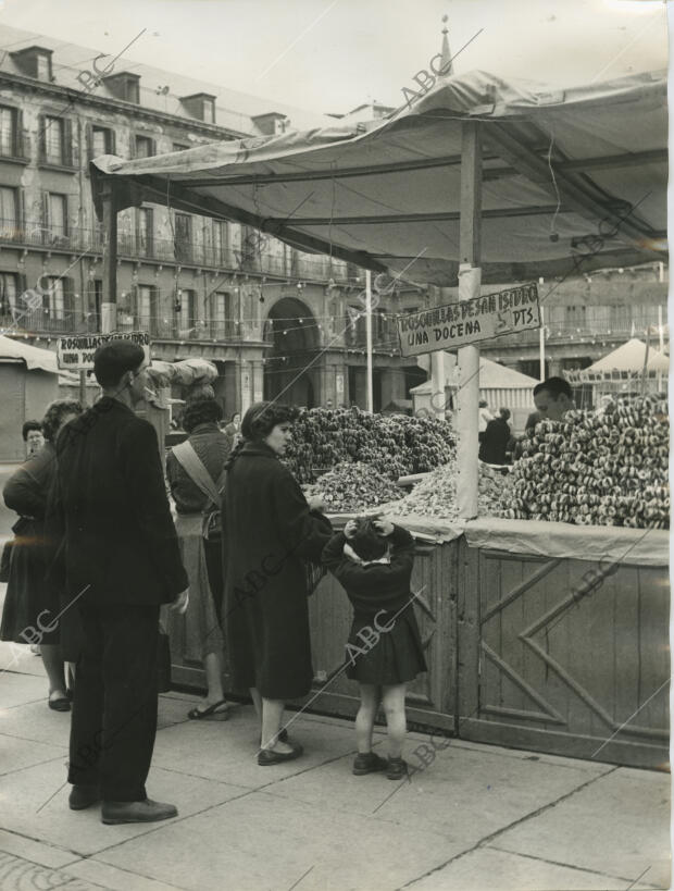 Un vendedor de rosquillas de San Isidro en la plaza Mayor de Madrid