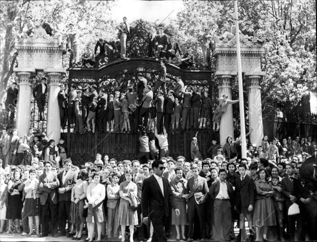 El público Presenciando el desfile de la Victoria