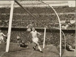 En la imagen, Di Stefano coge la pelota tras marcar el segundo gol del encuentro