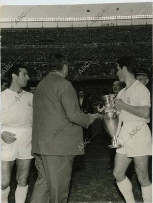 En la imagen, el presidente blanco junto a José María Zárraga y Francisco Gento