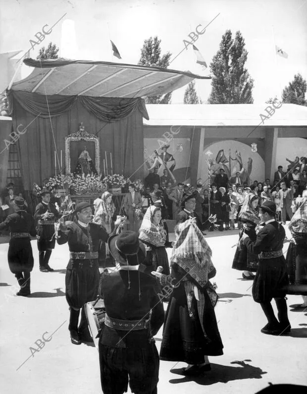 Bailes Típicos de la Margaretería Ofrecidos con motivo del día de León en la...