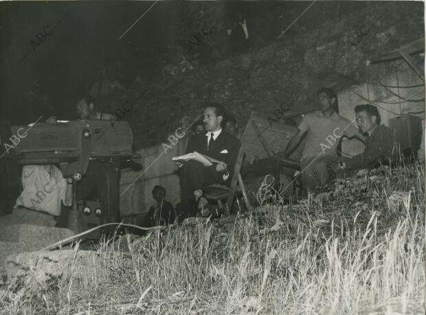 El director teatral José Tamayo dando las última instrucciones antes de alzarse...