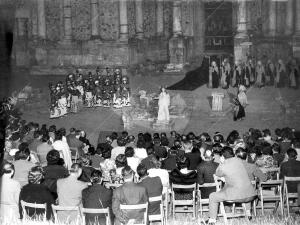 Estreno de «La Orestiada», en versión de José María Pemán, en el Teatro Romano...