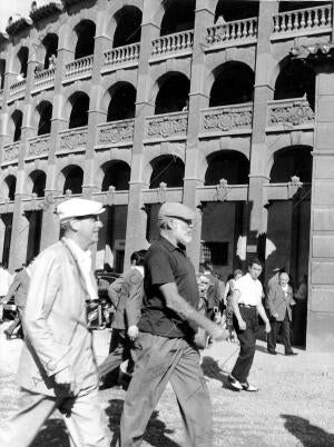 Ernest Hemingway , se dirije al coso zaragozano para presenciar uno de los...