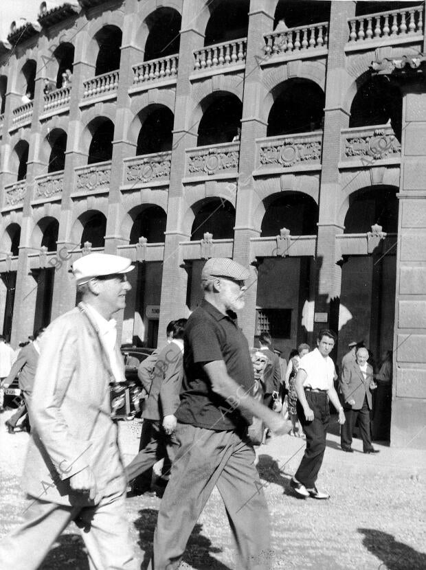 Ernest Hemingway , se dirije al coso zaragozano para presenciar uno de los...