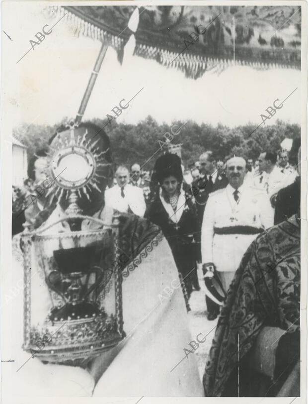 Procesión solemne para trasladar el Santo Cáliz de la Cena, desde el Monasterio...