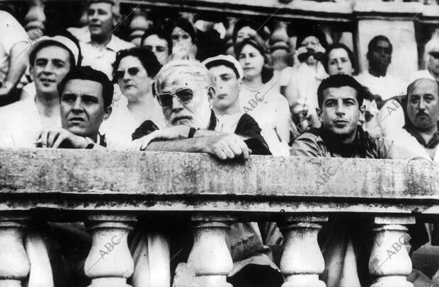 Antonio Ordoñez y su buen amigo Ernest Hemingway, siguiendo con atención el...