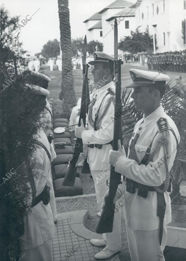 Su alteza real el príncipe D. Juan Carlos de Borbón Dando guardia A la bandera...