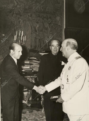 Arturo Pomar, actual campeón de España, estrecha la mano a Franco durante la...