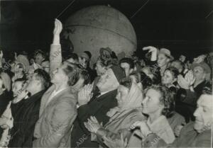 Una enorme multitud, que esperó durante horas en los alrededores del Planetario...