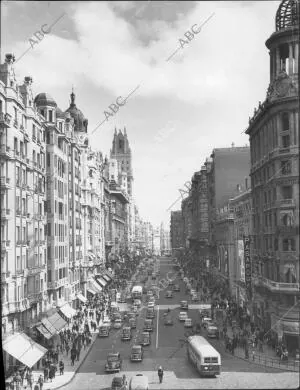 La gran vía Madrileña tras las Obras de pavimentación Llevadas A cabo durante...