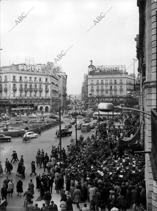 Gran cantidad de público congregado en torno a la mesa instalada ante la...