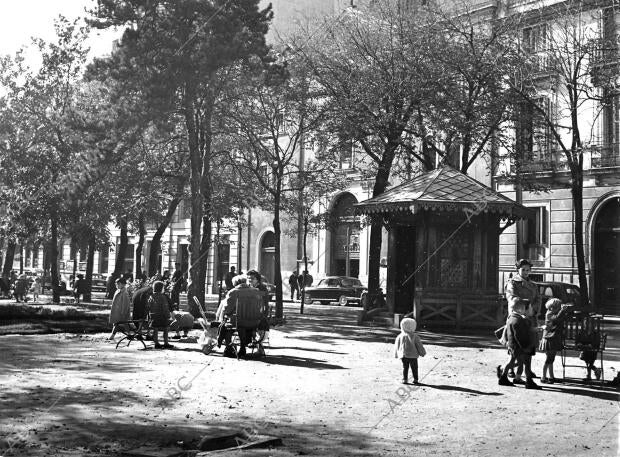 Una plazoleta del barrio donde juegan los niños