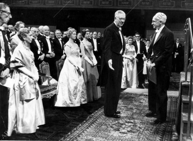 Severo Ochoa recibiendo el Premio Nobel de Medicina en Suecia