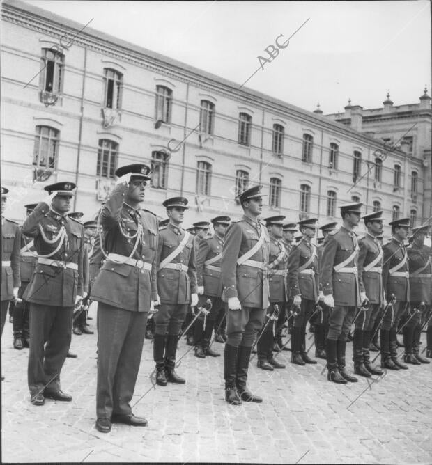 En la Imagen, el príncipe en formación junto A sus Compañeros de promoción