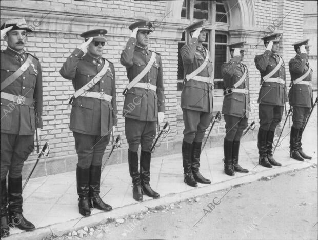 En la Imagen, el príncipe Hace el saludo militar en compañía de Tenientes de...