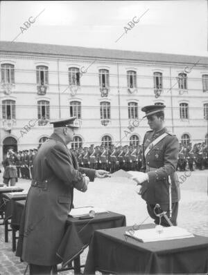 En la Imagen, don Juan Carlos Recibe el despacho de teniente de Infanteria de...