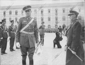 En la Imagen, don Juan Carlos Recibe el despacho de teniente de aviación de...