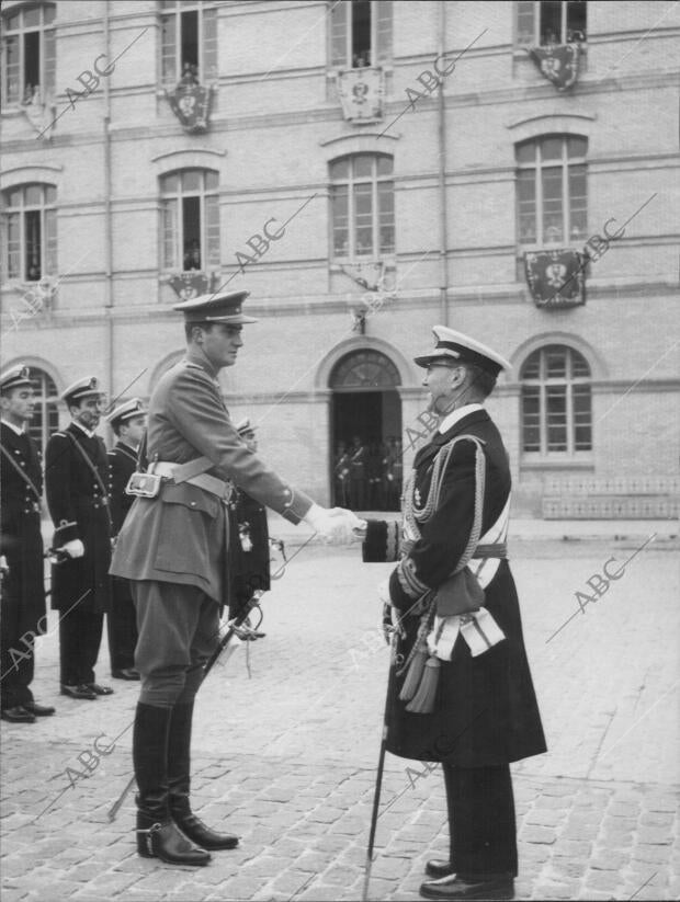 En la Imagen, don Juan Carlos Recibe el despacho de alférez de navío de Manos...