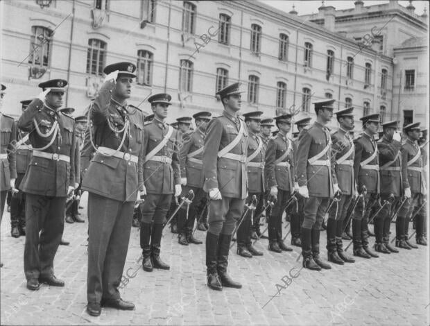 En la Imagen, el príncipe en formación junto A sus Compañeros de promoción