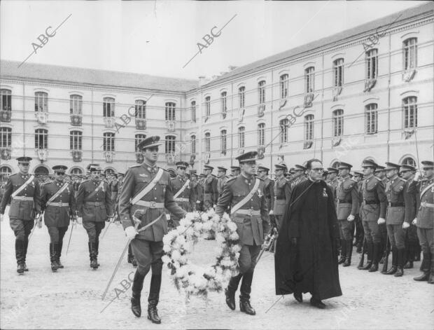 En la Imagen, el Príncipe, en compañía de Tenientes de Distintas Armas, se...