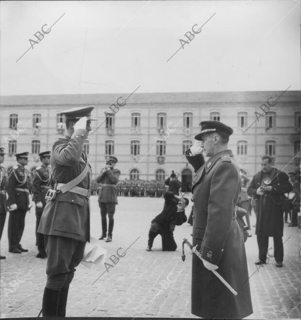 En la Imagen, don Juan Carlos Recibe el despacho de teniente de aviación de...