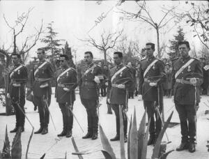 En la Imagen, el Príncipe, en compañía de Tenientes de Distintas Armas,tras...