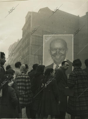 En la imagen, uno de los enormes carteles con los retratos del presidente...