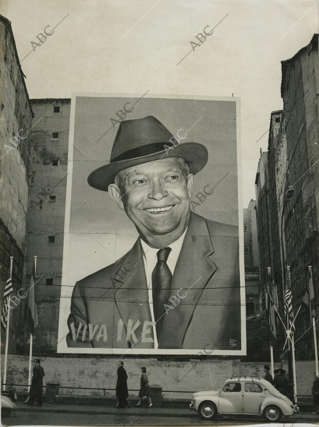 En la imagen, uno de los enormes carteles con los retratos del presidente...