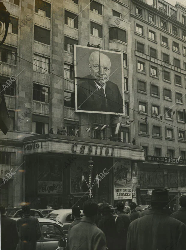 En la imagen, la colocación de un retrato de Eisenhower encima del cine Capitol,...