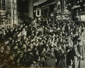 En la imagen, el público se agolpa en las aceras de la plaza del Callao para ver...