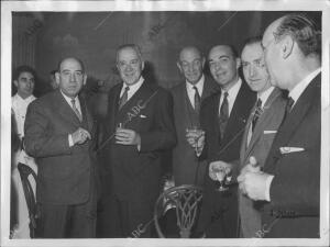 El insigne doctor Arthur Kornberg, premio Nobel de Medicina, en el curso de la...