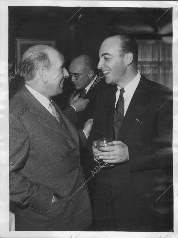 El insigne doctor Arthur Kornberg, premio Nobel de Medicina, en el curso de la...