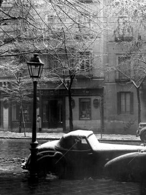 Un automóvil nevado en la calle Serrano