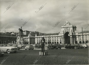 La plaza del Comercio (Praça do Comércio), en la que se puede ver a un guardía...