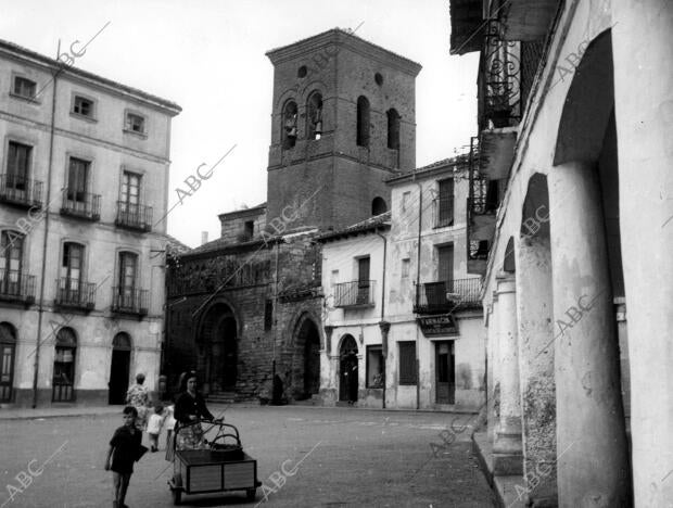 Plaza e iglesia de Santiago en el pueblo de Carrión de los Condes (Palencia)