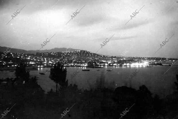 Vista de noche de la bahía de Vigo desde el monte de la guía