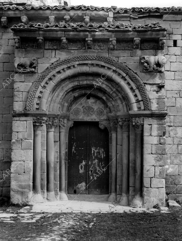 Puerta de estilo románico de la iglesia de Artaiz (Navarra)