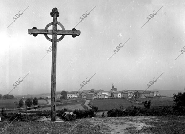 Crucero con el pueblo de Viscarret al Fondo (Navarra)