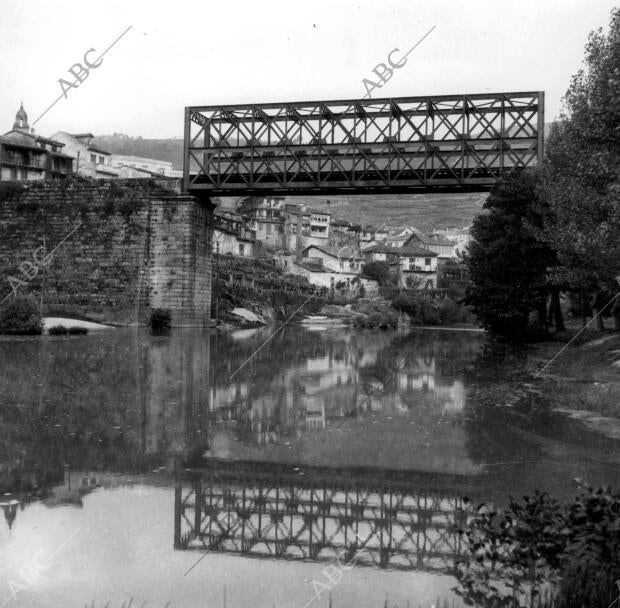 El Rio de Avia y el puente de ferrocarril en Ribadavia (Orense)