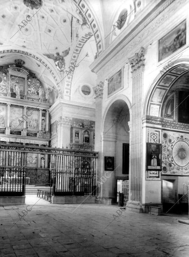 Interior de la colegiata Da san Luis en el pueblo Villagarcia de Campos...