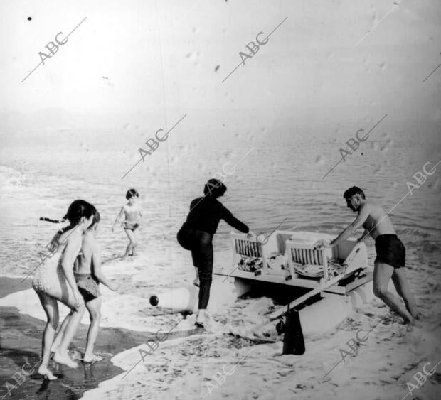 Famila de Bañistas Disfrutado de la playa de Torremolinos (Málaga)