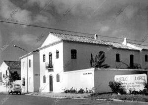 Restaurante del pueblo López, Construido por un Inglés, sólo para Extranjeros y...