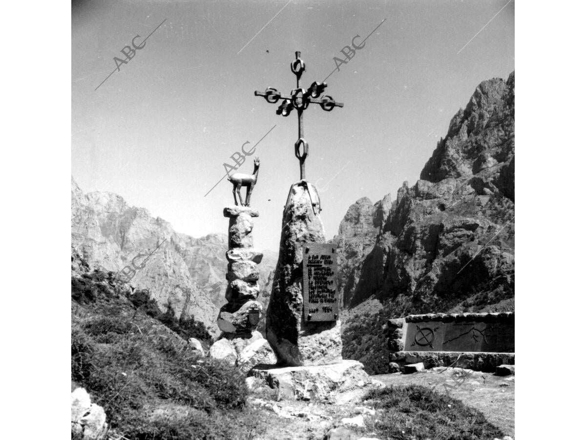 Monumento A J. delgado Ubeda en los Picos de Europa Archivo ABC
