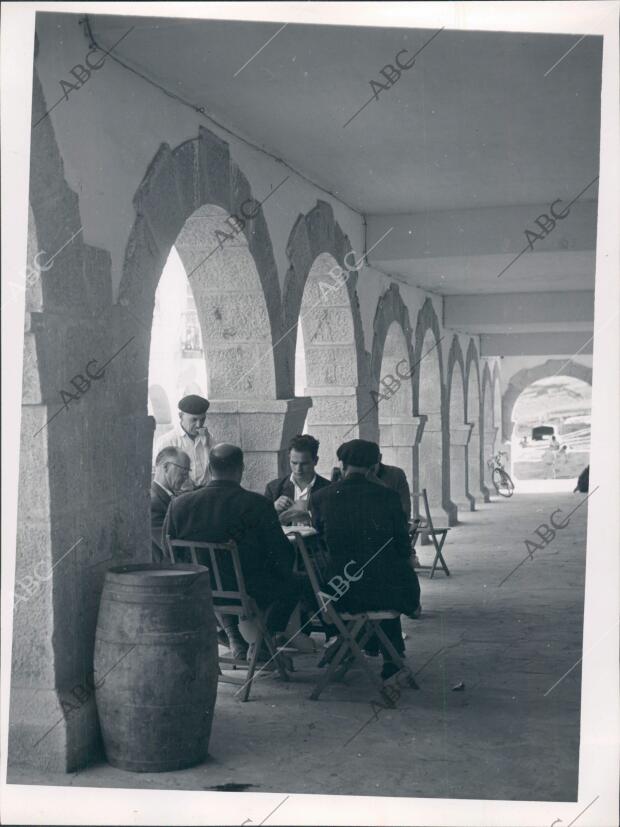 Vecinos del nuevo pueblo de Portomarin Jugando A las Cartas en una de sus Calles