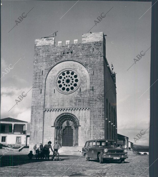 Fachada principal de la nueva iglesia Románica de san Juan, Reconstruida en el...