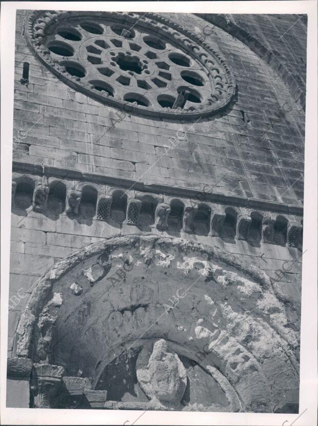 Detalle de la fachada de la iglesia de san Nicolás de Portomarin después de su...